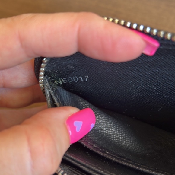 Louis Vuitton Epi wallet send me an offer because of the zipper - Picture 4 of 9